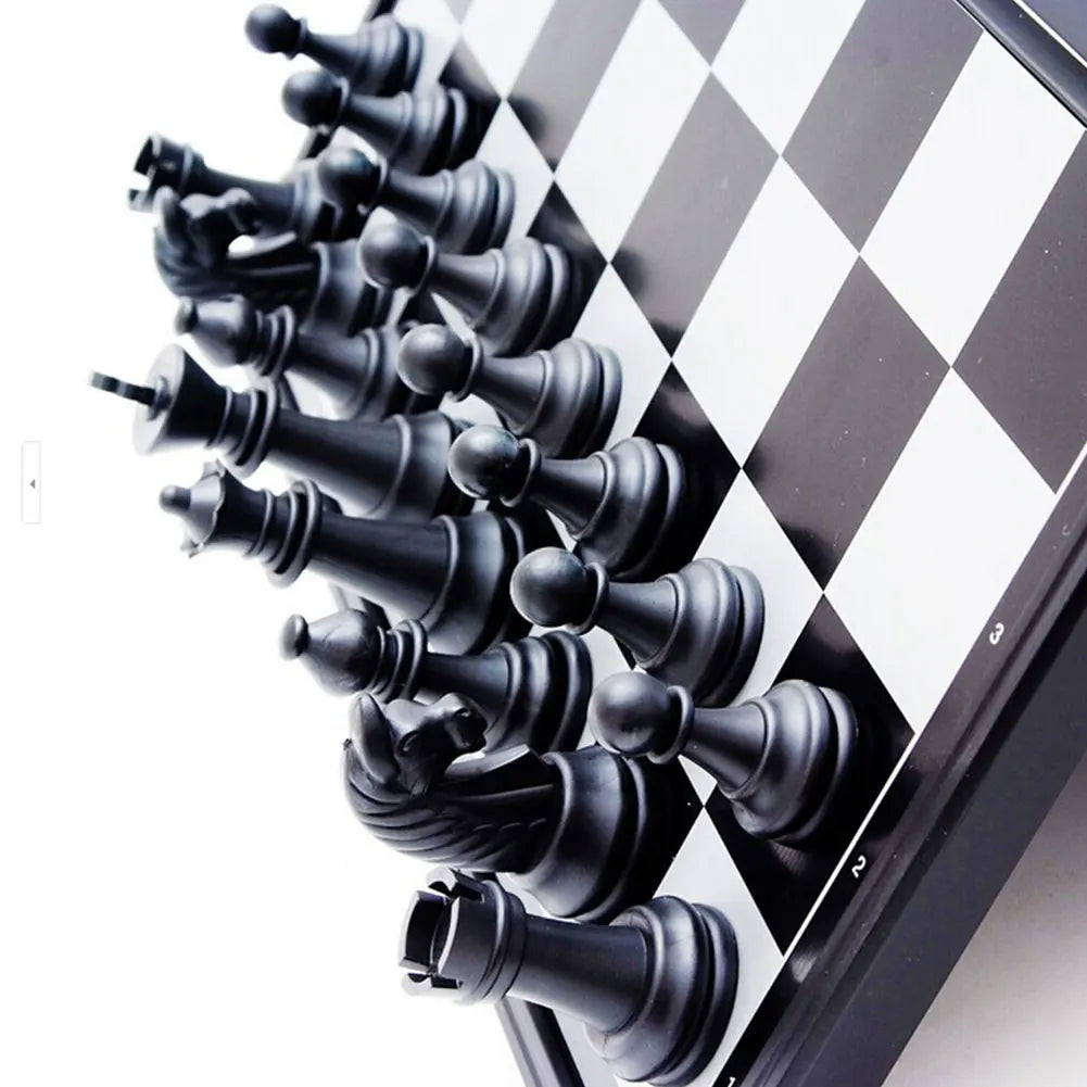 Folding Magnetic Chess Set 🧳