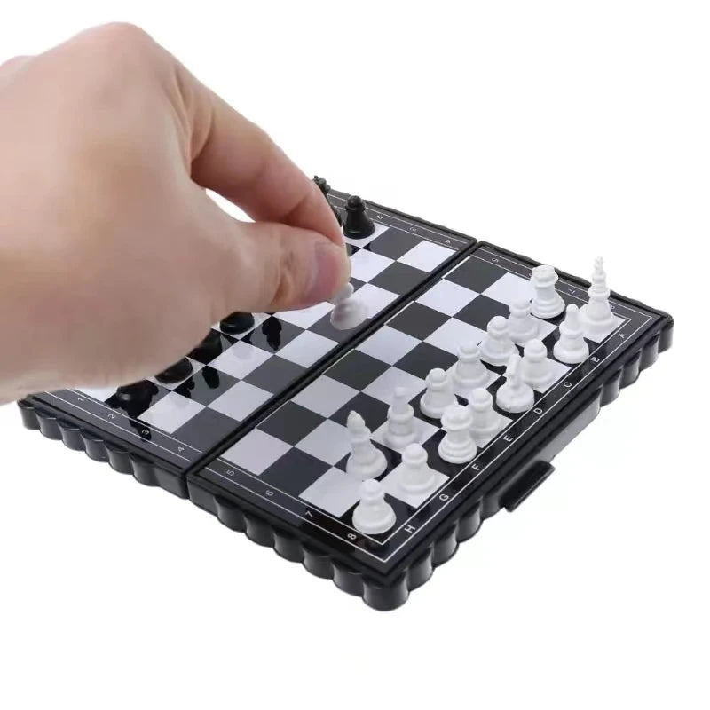 Mini Magnetic Chess Set 🧳